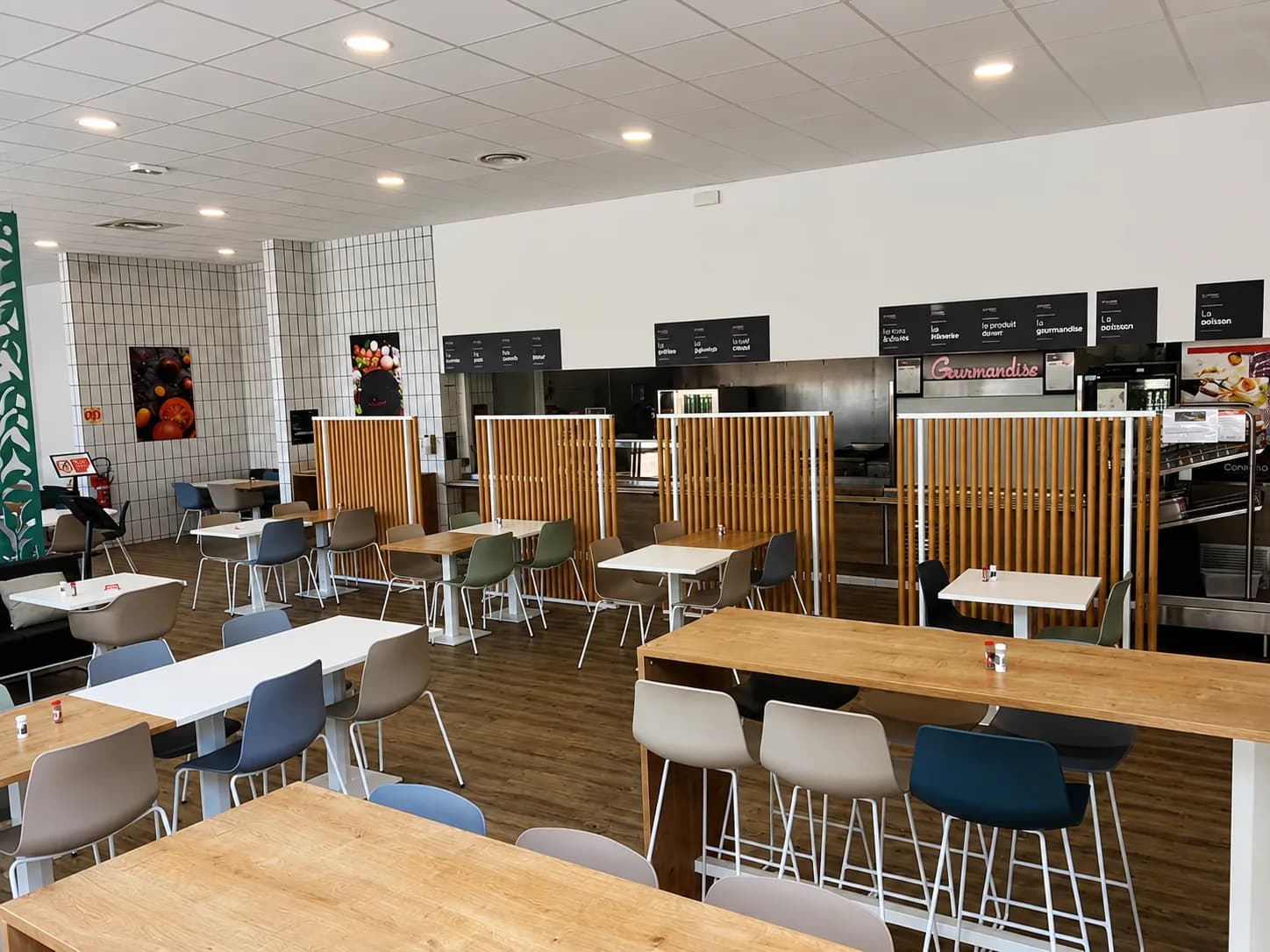 Cafétéria du site, tables et comptoirs de service